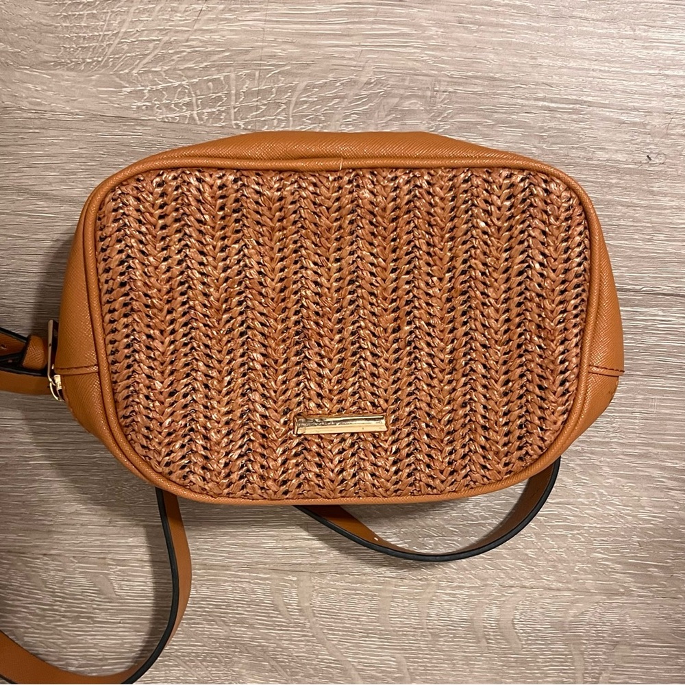 🍒 Tan Woven Crossbody Bag - Picture 2 of 6